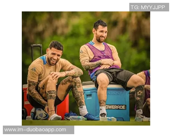 梅西合影时小球员被挤开德保罗出手推开不满插队者